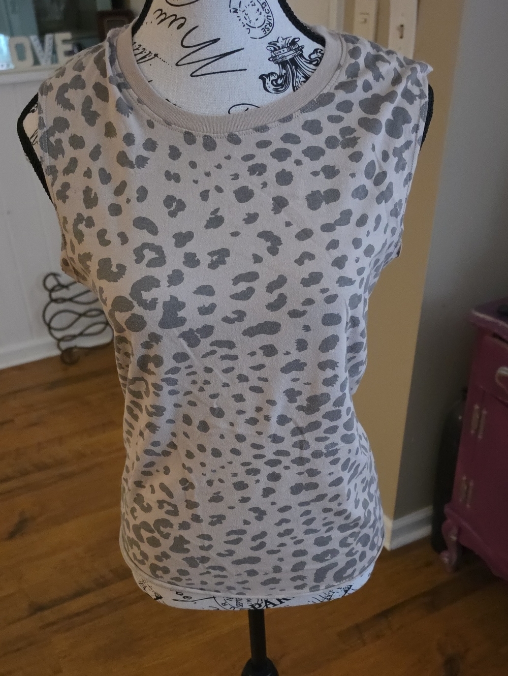 Zoe + Liv Cream and Gray Leopard-Print Sleeveless Tank